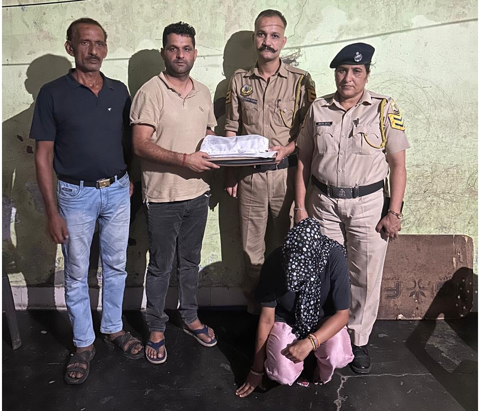 पांवटा साहिब के वार्ड नंबर 10 में स्मैक बेचती महिला गिरफ्तार… पांवटा साहिब के वार्ड नंबर 10 में स्मैक बेचती महिला गिरफ्तार…