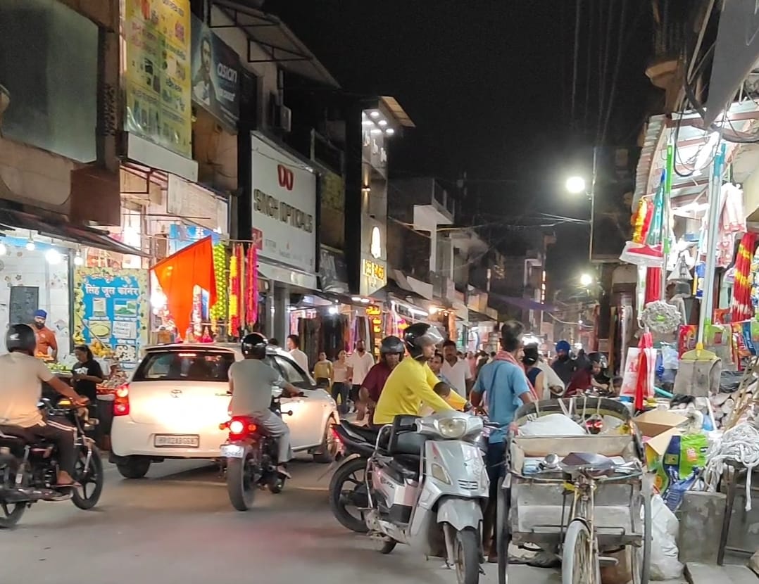 त्योहारों के सीजन में बढ़ी जाम की समस्या… मुख्य बाजार सहित हर चौंक पर लग रहा जाम…