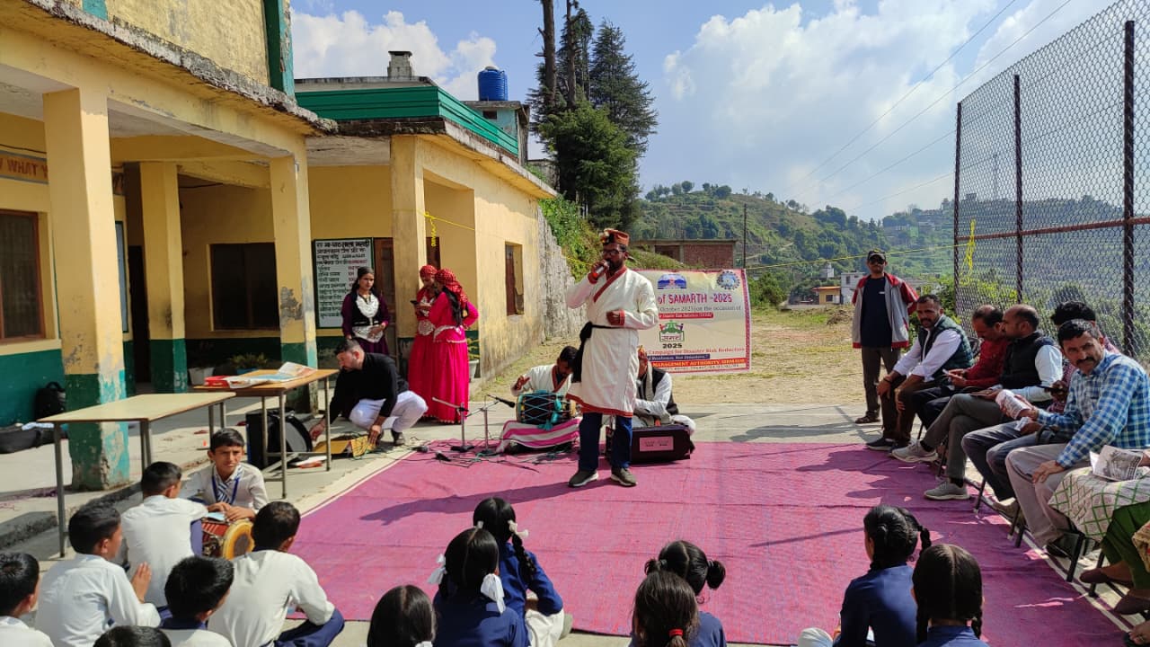 गीत व नाटक से सुरक्षित भवन निर्माण व आपदा में बचाव की दी जानकारी….