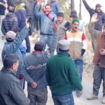 टूटी सड़क के मुद्दे पर कंपनी और एसडीएम कार्यालय का घेराव… टूटी सड़क के मुद्दे पर कंपनी और एसडीएम कार्यालय का घेराव…