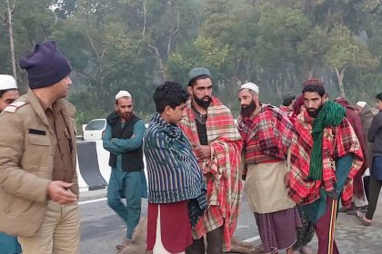 देहरादून-पांवटा हाईवे (NH-7)पर दर्दनाक हादसा…ट्रकों ने वन गुर्जरों के पशुओं को बेरहमी से कुचल देहरादून-पांवटा हाईवे (NH-7)पर दर्दनाक हादसा…ट्रकों ने वन गुर्जरों के पशुओं को बेरहमी से कुचल