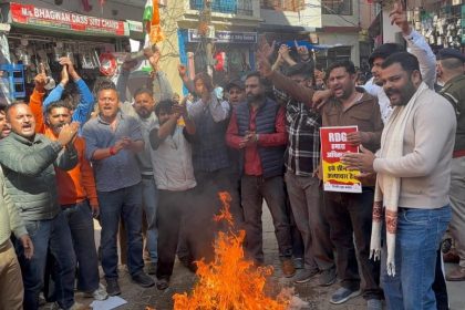 RDG के विरोध में सिरमौर युवा कांग्रेस ने फूंका केंद्र सरकार का पुतला…