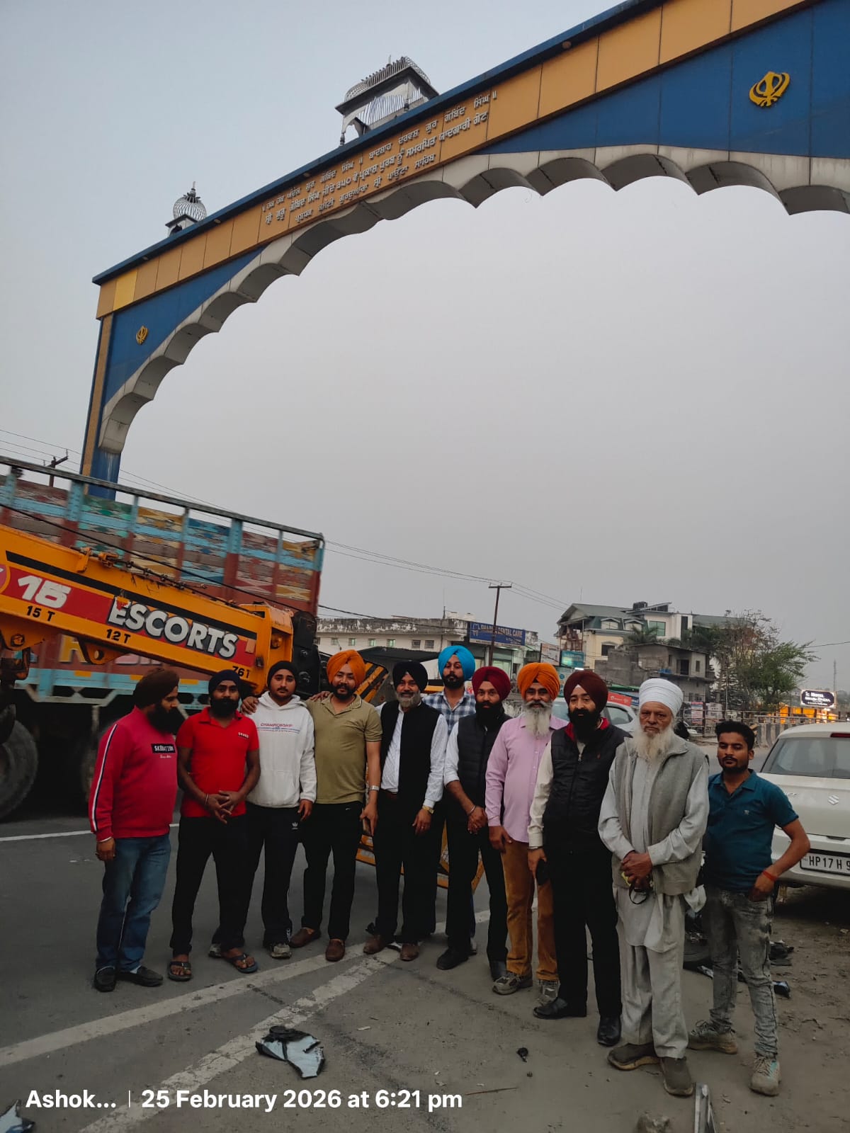 सिख युवाओं ने 40 फीट ऊंचा गुरु गोविंद सिंह मार्ग गेट किया गया रिपेयर…