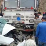 कार और ट्रक के बीच जोरदार टक्कर…हादसे में कार के उड़े परखच्चे
