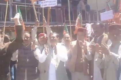 सुक्खू सरकार के संस्थान बंद करने जैसे जनविरोधी फैसलों के खिलाफ संगड़ाह मे भाजपा का प्रदर्शन..
